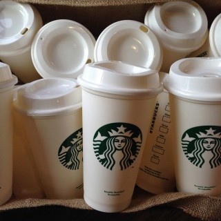 In Gran Bretagna Starbucks fa lo sconto a chi si porta la tazza da casa